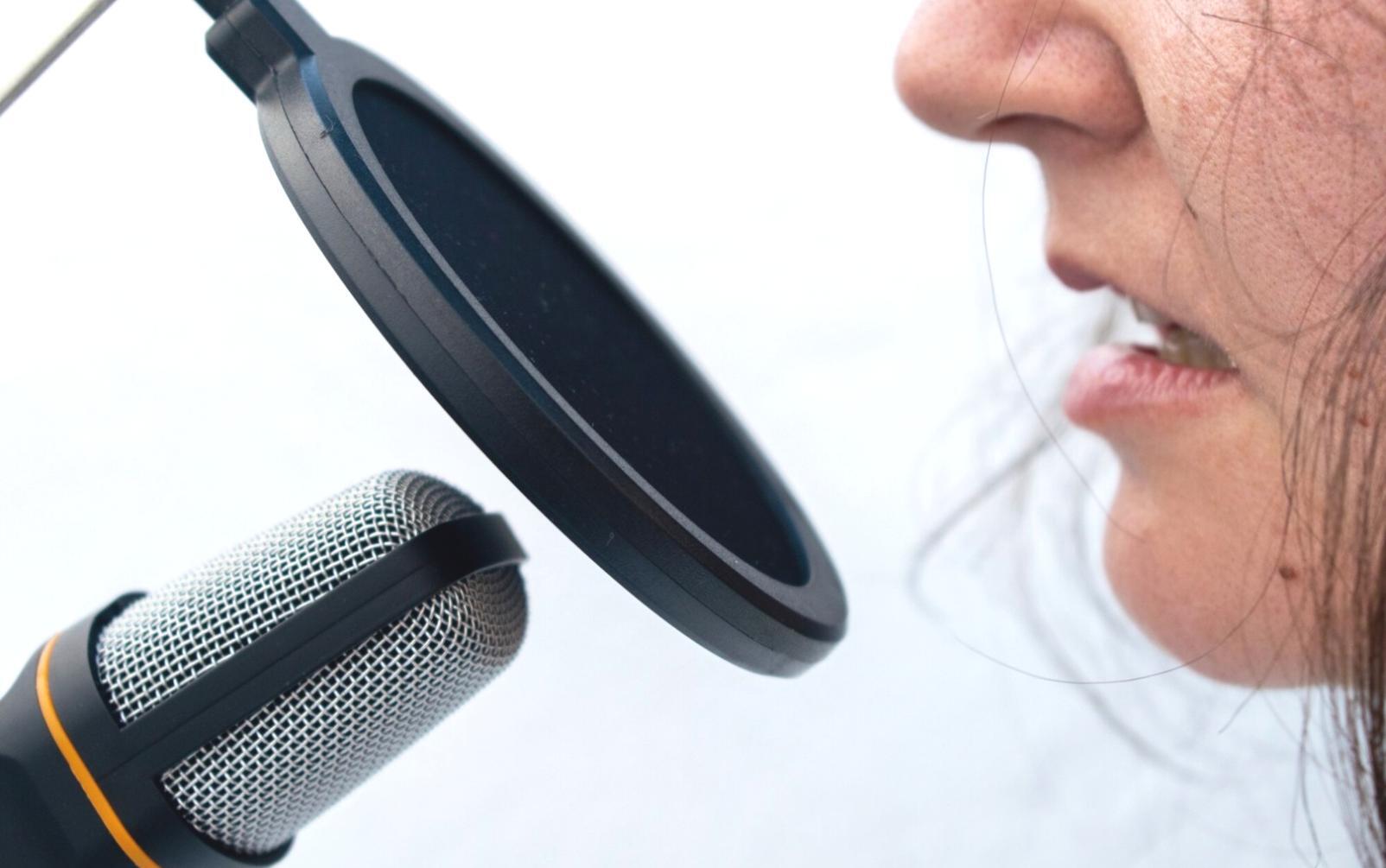 Учасники працюють над текстовими завданнями в команді